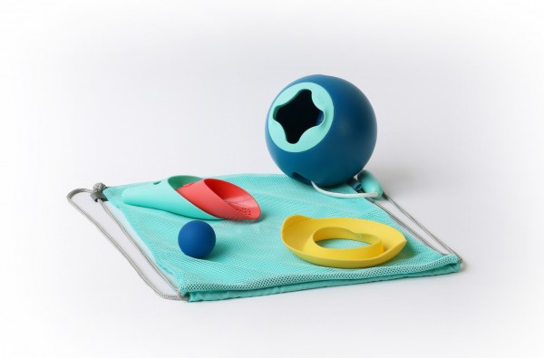 Quut Sandspielzeug Beach Set mit Mini Ballo, Cuppi, Shaper in kleinem Rucksack